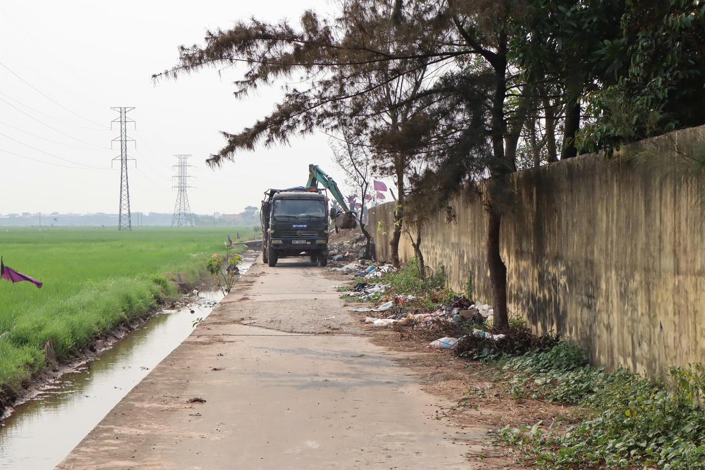 tổ chức thu gom triệt để lượng rác thải vương vãi ra các tuyến đường, khu dân cư lân cận, trả lại cảnh quan sạch sẽ, bảo đảm vệ sinh môi trường tổ chức thu gom triệt để lượng rác thải vương vãi ra các tuyến đường, khu dân cư lân cận, trả lại cảnh quan sạch sẽ, bảo đảm vệ sinh môi trường