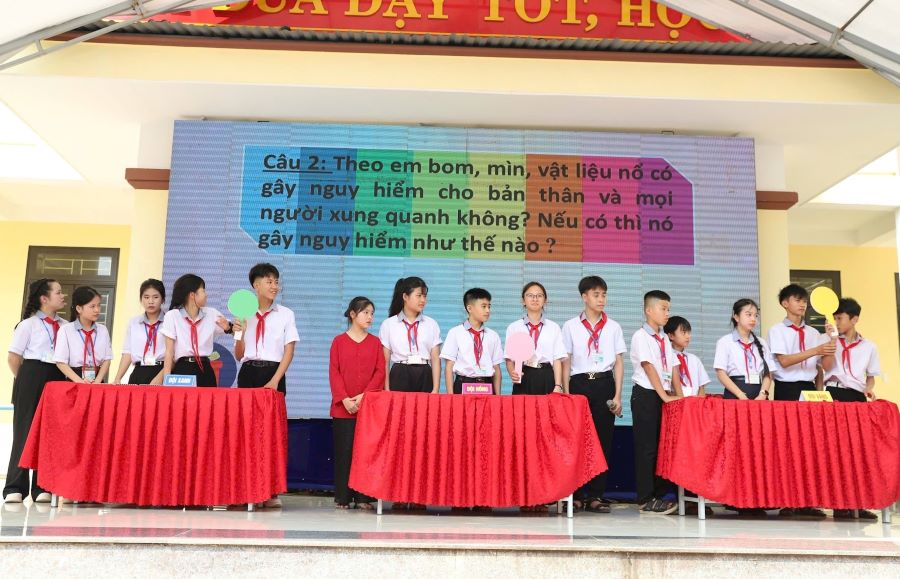 Các em học sinh Trường THCS Liên Trạch (xã Bắc Trạch) tham gia Hội thi “Chúng em tham gia phòng tránh tai nạn bom mìn” Các em học sinh Trường THCS Liên Trạch (xã Bắc Trạch) tham gia Hội thi “Chúng em tham gia phòng tránh tai nạn bom mìn”