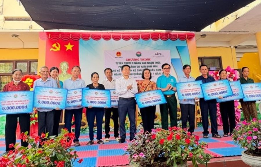 Ban tổ chức trao hỗ trợ sinh kế cho các nạn nhân bom mìn xã Hoàn Lão Ban tổ chức trao hỗ trợ sinh kế cho các nạn nhân bom mìn xã Hoàn Lão