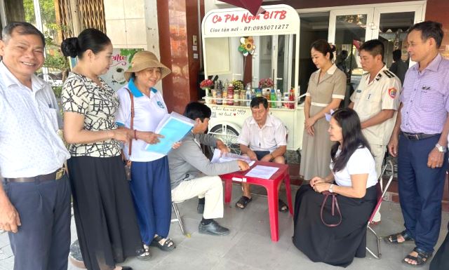 UBND phường Hải V&acirc;n tuy&ecirc;n truyền, nhắc nhở người d&acirc;n. Ảnh: Hồng Nghĩa