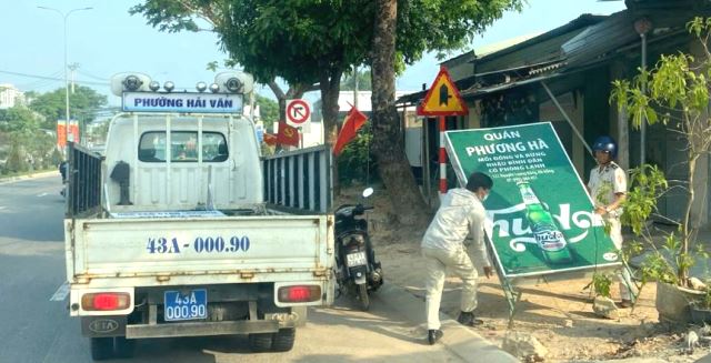 Lực lượng chức năng tập trung xử l&yacute; c&aacute;c h&agrave;nh vi vi phạm như lấn chiếm vỉa h&egrave;. Ảnh: Hồng Nghĩa