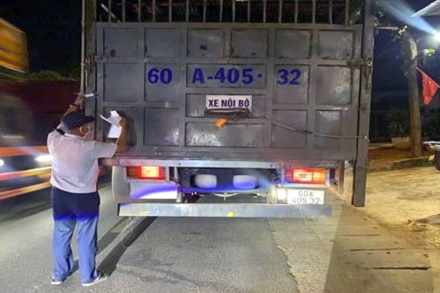Kiểm tra c&ocirc;ng t&aacute;c ph&uacute;c kiểm xe ra v&agrave;o địa b&agrave;n tỉnh. Ảnh: Chi cục Chăn nu&ocirc;i v&agrave; Th&uacute; y