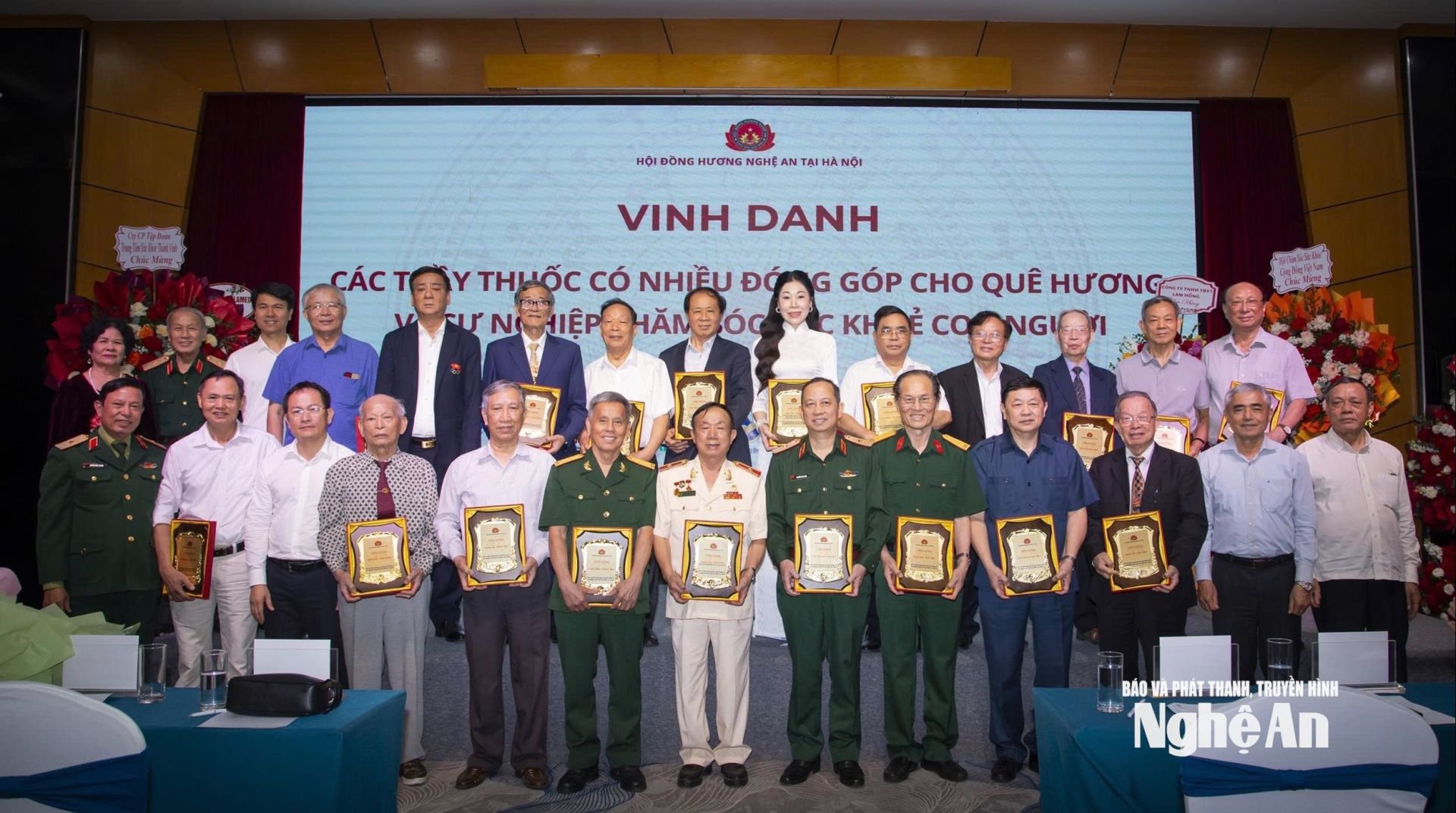 L&atilde;nh đạo Hội đồng hương Nghệ An tại H&agrave; Nội tri &acirc;n c&aacute;c Thầy thuốc c&oacute; nhiều đ&oacute;ng g&oacute;p cho qu&ecirc; hương v&agrave; cho sự nghiệp chăm s&oacute;c sức khoẻ nh&acirc;n d&acirc;n. Ảnh: Đ&igrave;nh Th&aacute;i