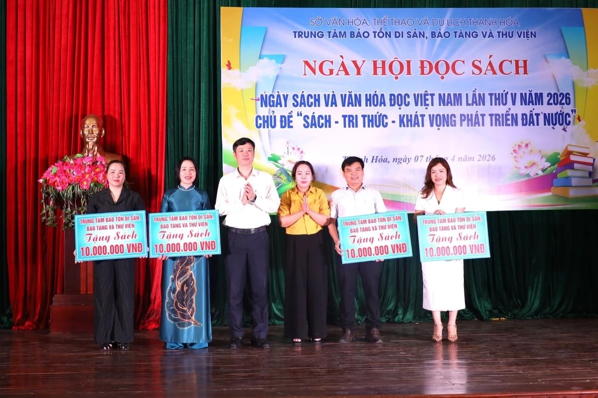 Đồng ch&iacute; L&ecirc; Văn Trung, Tỉnh ủy vi&ecirc;n, Gi&aacute;m đốc sở Văn h&oacute;a, Thể thao v&agrave; Du lịch v&agrave; đại biểu trao tặng s&aacute;ch cho c&aacute;c trường học.