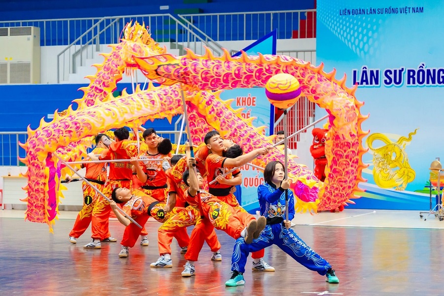 M&uacute;a rồng truyền thống tại Giải V&ocirc; địch c&aacute;c đội mạnh L&acirc;n Sư Rồng to&agrave;n quốc lần thứ I. Ảnh: Ban Tổ chức