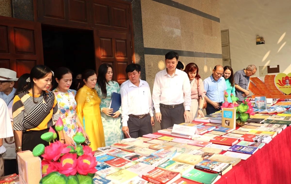 “Sách - Tri thức - Khát vọng phát triển đất nước”