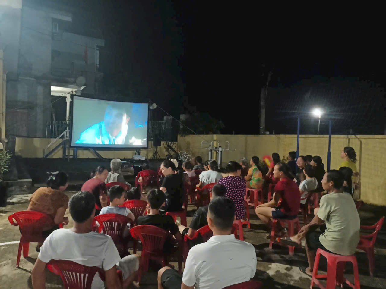 Trung t&acirc;m Văn h&oacute;a tỉnh khai lồng gh&eacute;p nội dung tuy&ecirc;n truyền về h&agrave;ng giả, gian lận thương mại trong hoạt động chiếu phim lưu động tại địa phương cơ sở