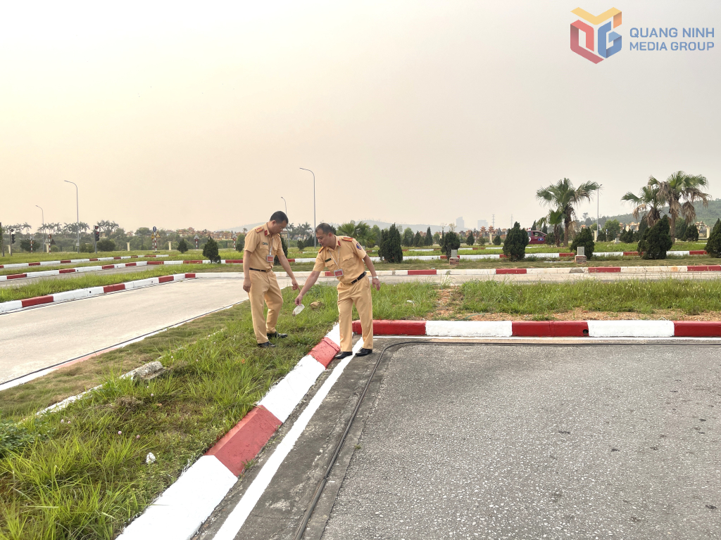 C&aacute;n bộ Ph&ograve;ng CSGT kiểm tra loại bỏ những đ&aacute;nh dấu, k&yacute; hiệu nghi vấn gian lận ở khu vực thi l&aacute;i xe trong h&igrave;nh