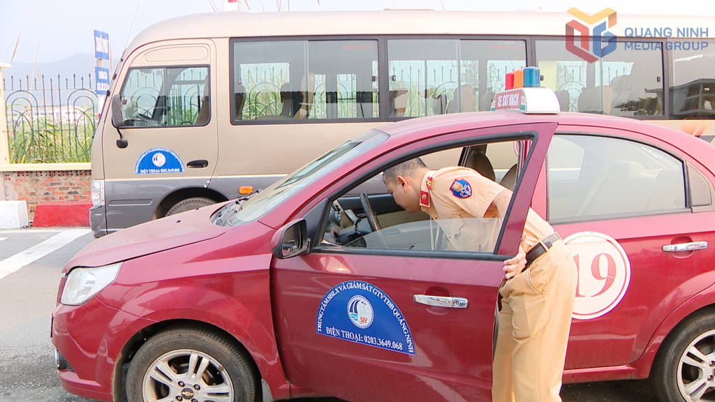 C&aacute;n bộ Ph&ograve;ng CSGT kiểm tra phương tiện trước khi th&iacute; sinh thực hiện phần thi thực h&agrave;nh