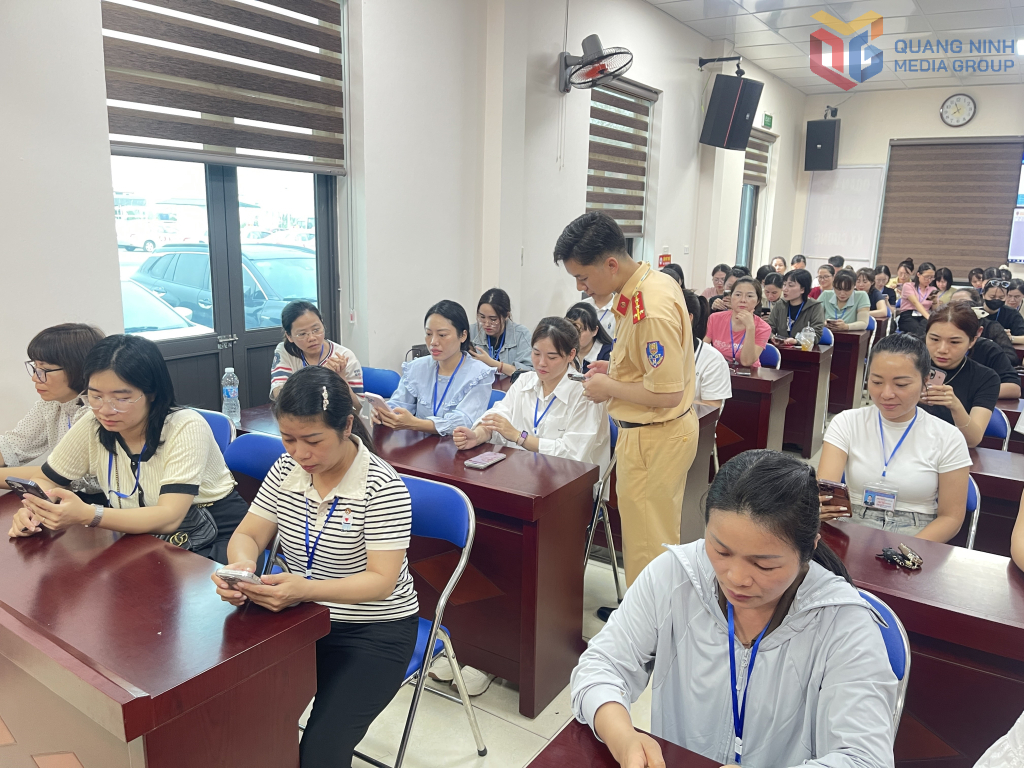 C&aacute;n bộ Ph&ograve;ng CSGT hướng dẫn, hỗ trợ th&iacute; sinh s&aacute;t hạch l&aacute;i xe c&agrave;i ứng dụng VNeTraffic