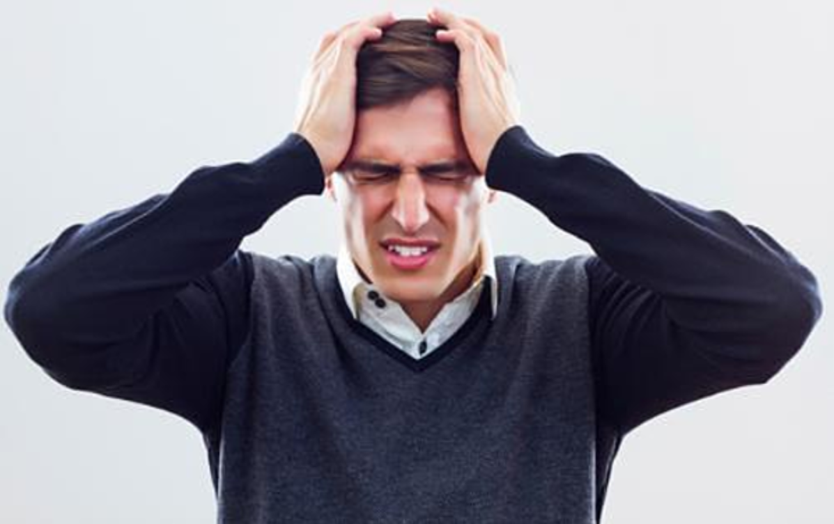 Dấu hiệu thiểu năng tuần ho&agrave;n n&atilde;o phổ biến l&agrave; đau đầu k&eacute;o d&agrave;i