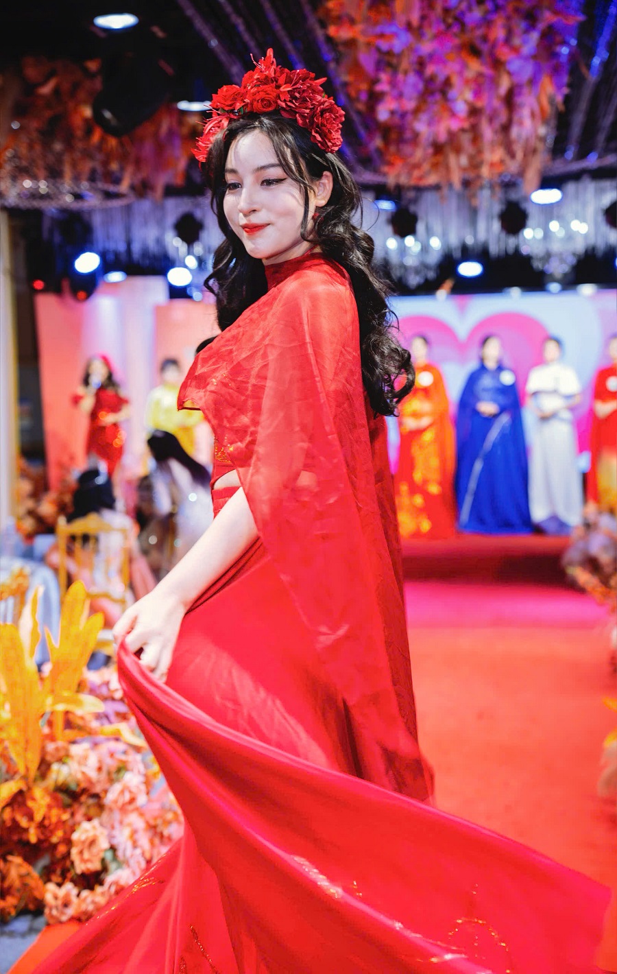 Thanh H&agrave; hiện l&agrave; một nữ doanh nh&acirc;n trong lĩnh vực thời trang tơ lụa, s&aacute;ng lập v&agrave; ph&aacute;t triển thương hiệu Moon Heart