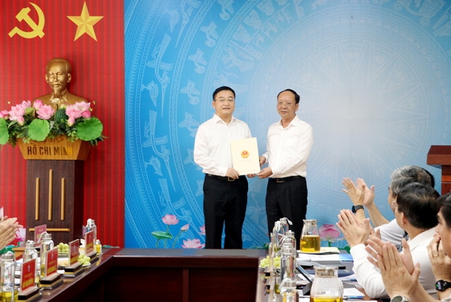 Ph&oacute; Chủ tịch Thường trực UBND tỉnh B&ugrave;i Thanh An trao Quyết định v&agrave; tặng hoa ch&uacute;c mừng đồng ch&iacute; Hồ Văn Quỳnh.