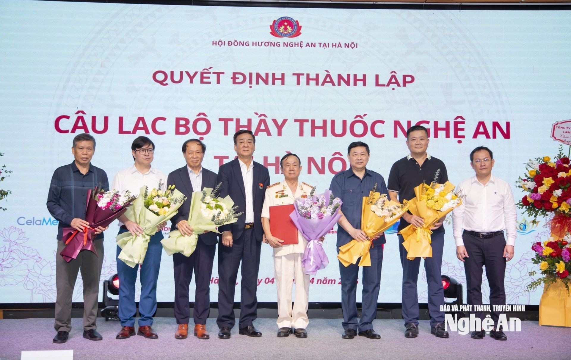 Tiến sĩ Ho&agrave;ng Xu&acirc;n Lương - Ph&oacute; Chủ tịch Điều h&agrave;nh Hội trao quyết định th&agrave;nh lập v&agrave; ra mắt Ban Chấp h&agrave;nh C&acirc;u lạc bộ Thầy thuốc người Nghệ An tại H&agrave; Nội. Ảnh: Đ&igrave;nh Th&aacute;i