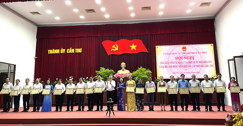 Chủ tịch UBND TP. Cần Thơ Trương Cảnh Tuy&ecirc;n trao tặng Bằng khen Chủ tịch UBND TP. Cần Thơ cho c&aacute;c tập thể c&oacute; th&agrave;nh t&iacute;ch xuất trong c&ocirc;ng t&aacute;c bầu cử