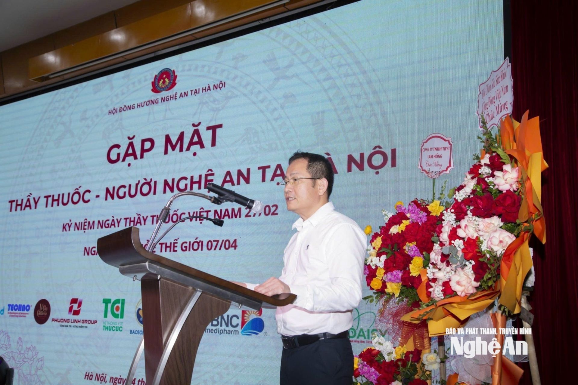 Tiến sĩ - B&aacute;c sĩ CKII Nguyễn Hữu L&ecirc; - Ph&oacute; Gi&aacute;m đốc Sở Y tế Nghệ An ph&aacute;t biểu tại buổi gặp mặt. Ảnh: Đ&igrave;nh Th&aacute;i