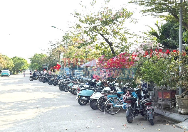 Trước c&ocirc;ng trường THCS Đ&agrave;m Quang Trung.