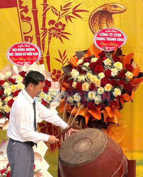 Ông Trần Văn Giang – Chủ tịch xã Bình Minh trống khai mạc lễ hội. Ông Trần Văn Giang – Chủ tịch xã Bình Minh trống khai mạc lễ hội.