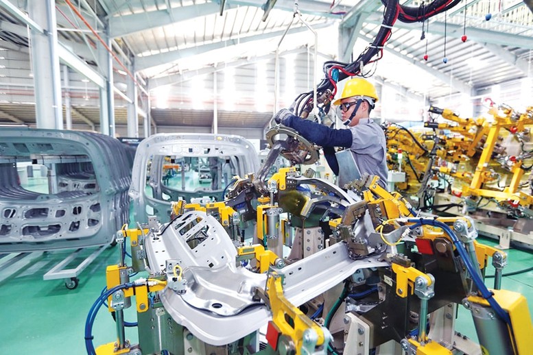 Thông qua hoạt động sản xuất – kinh doanh, doanh nhân biến các định hướng chính sách thành sản phẩm, dịch vụ, việc làm và nguồn thu cho nền kinh tế Thông qua hoạt động sản xuất – kinh doanh, doanh nhân biến các định hướng chính sách thành sản phẩm, dịch vụ, việc làm và nguồn thu cho nền kinh tế