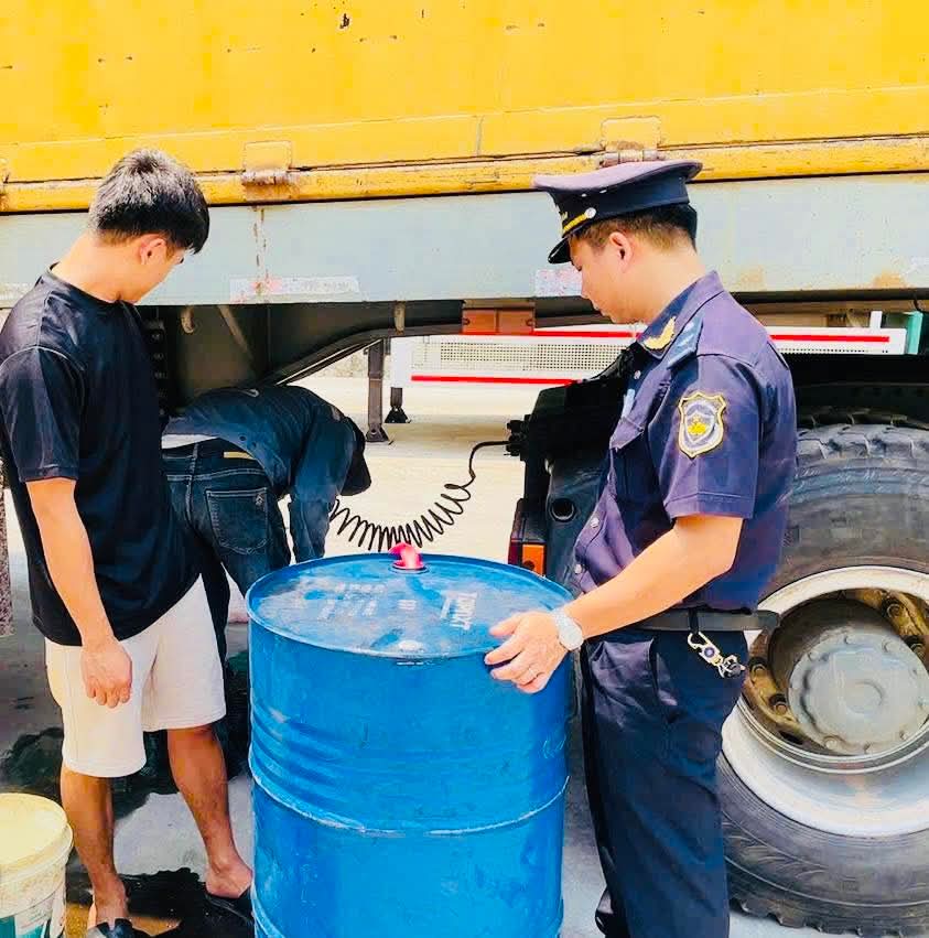 Lực lượng Hải quan kiểm tra phương tiện