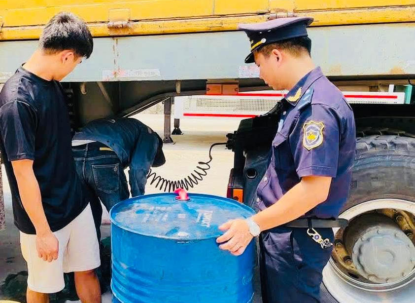 Quảng Trị: Bắt quả tang xe đầu kéo "độ" khung gầm, buôn lậu gần 1.300 lít dầu diesel