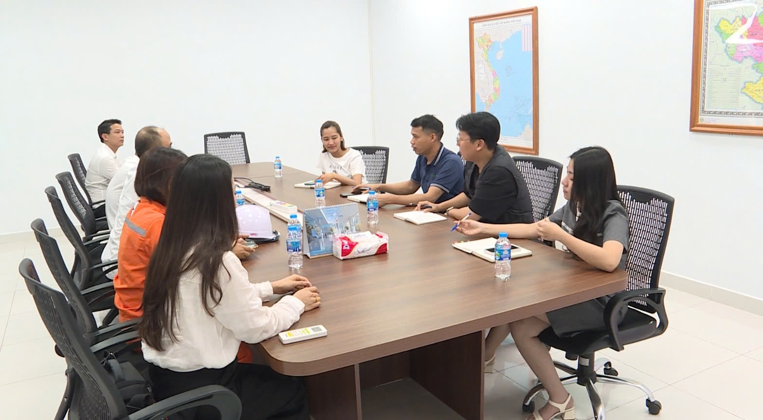 C&aacute;n bộ v&agrave; nh&acirc;n vi&ecirc;n Điện lực &Acirc;n Thi trao đổi về chương tr&igrave;nh tiết kiệm điện, hiệu quả của điện mặt trời tại C&ocirc;ng ty TNHH SAMHONGSA x&atilde; Xu&acirc;n Tr&uacute;c