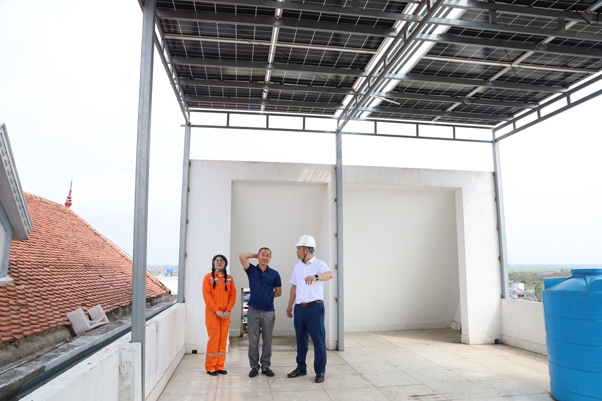 C&aacute;n bộ v&agrave; nh&acirc;n vi&ecirc;n Điện lực Th&aacute;i Thụy c&ugrave;ng anh Phạm Tuấn Đạt tại x&atilde; Th&aacute;i Thụy chia sẻ lợi &iacute;ch của lắp đặt hệ thống điện mặt trời tại gia đ&igrave;nh