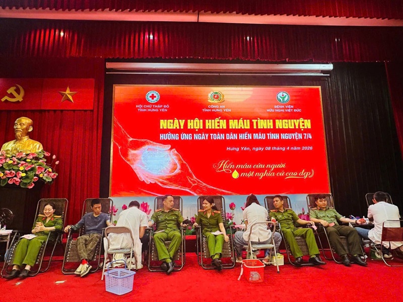 C&aacute;n bộ c&ocirc;ng an tỉnh Hưng Y&ecirc;n hiến m&aacute;u
