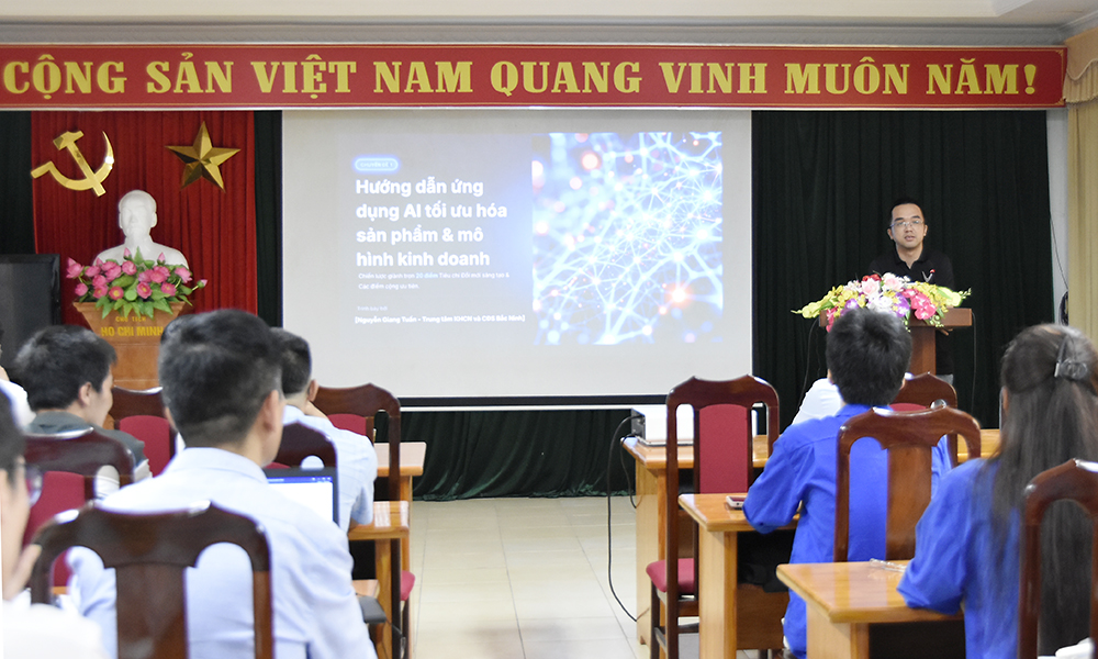 B&aacute;o c&aacute;o vi&ecirc;n của Trung t&acirc;m Khoa học c&ocirc;ng nghệ v&agrave; chuyển đổi số tr&igrave;nh b&agrave;y một số chuy&ecirc;n đề tại hội nghị.