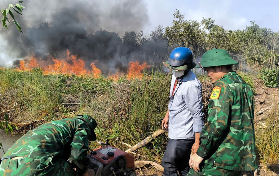 Tổ c&ocirc;ng t&aacute;c Đồn Bi&ecirc;n ph&ograve;ng Mỹ Thạnh T&acirc;y nhanh ch&oacute;ng c&oacute; mặt tại hiện trường, t&iacute;ch cực phối hợp với ch&iacute;nh quyền địa phương, c&aacute;c lực lượng chức năng c&ugrave;ng người d&acirc;n tr&ecirc;n địa b&agrave;n nhanh ch&oacute;ng triển khai c&aacute;c biện ph&aacute;p dập lửa