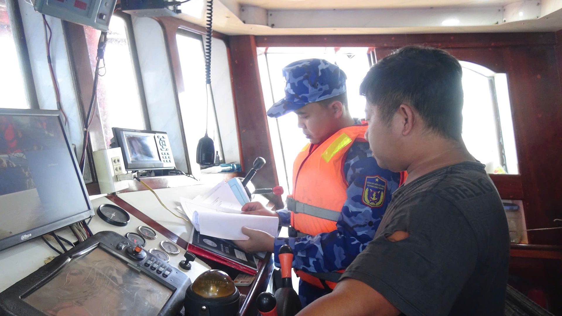 Tổ tuần tra tiến hành kiểm tra giấy tờ của tàu cá và thuyền viên Tổ tuần tra tiến hành kiểm tra giấy tờ của tàu cá và thuyền viên