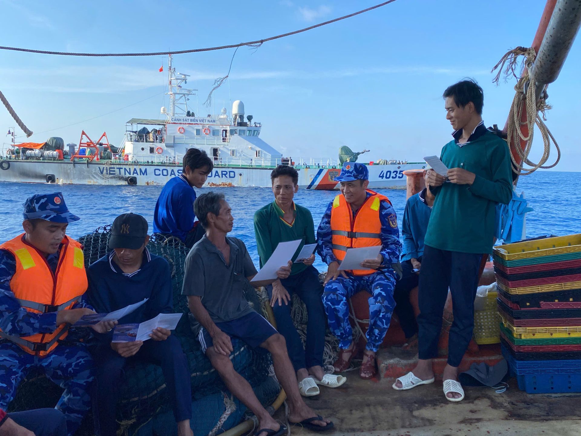 Tàu CSB 4035 - Tuyên truyền giữa trùng khơi