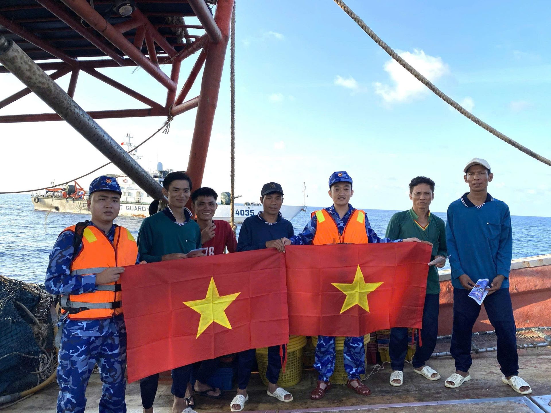 Tổ tuần tra trao tặng cờ tổ quốc cho ngư dân Tổ tuần tra trao tặng cờ tổ quốc cho ngư dân