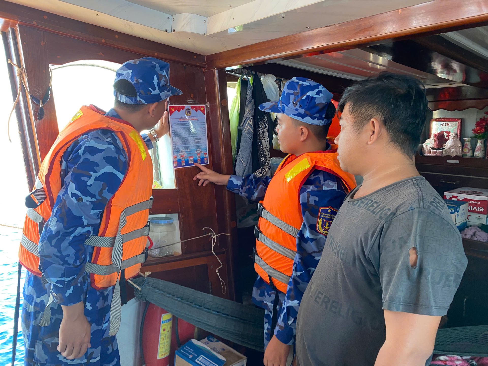 Hướng dẫn ngư dân sử dụng mã QR các nội dung quy định của pháp luật trên thiết bị thông minh Hướng dẫn ngư dân sử dụng mã QR các nội dung quy định của pháp luật trên thiết bị thông minh