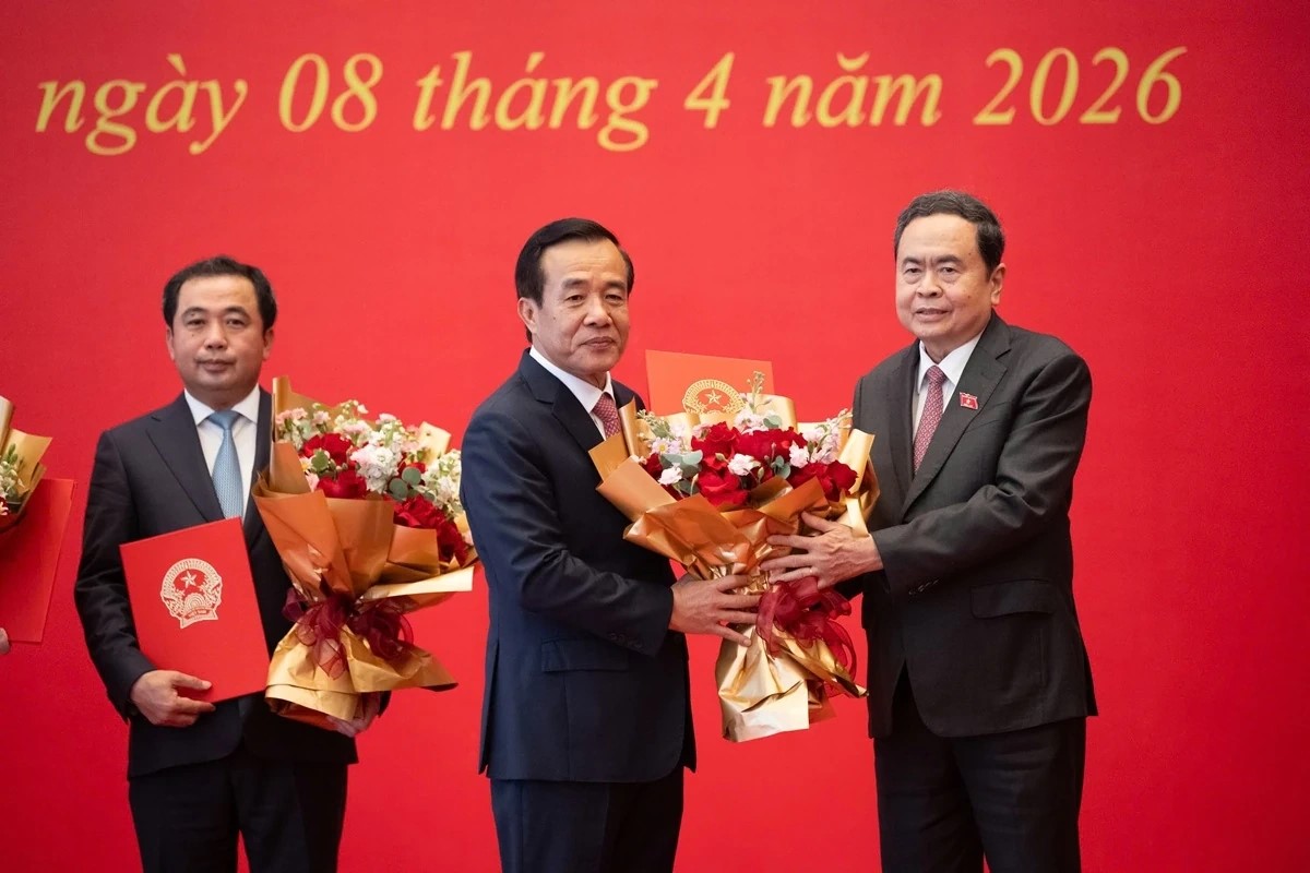 Đồng ch&iacute; Trần Thanh Mẫn, Ủy vi&ecirc;n Bộ Ch&iacute;nh trị, Chủ tịch Quốc hội trao Nghị quyết v&agrave; tặng hoa chức mừng đồng ch&iacute; L&ecirc; Đức Th&aacute;i.