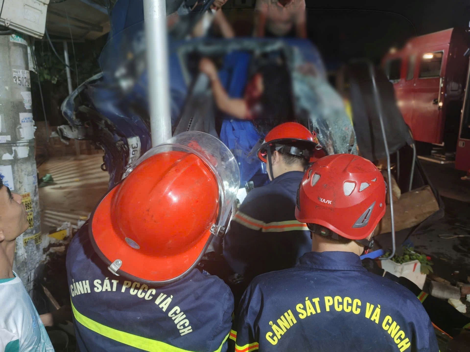 Hải Phòng: Cứu nạn thành công 2 người mắc kẹt trong ô tô tải