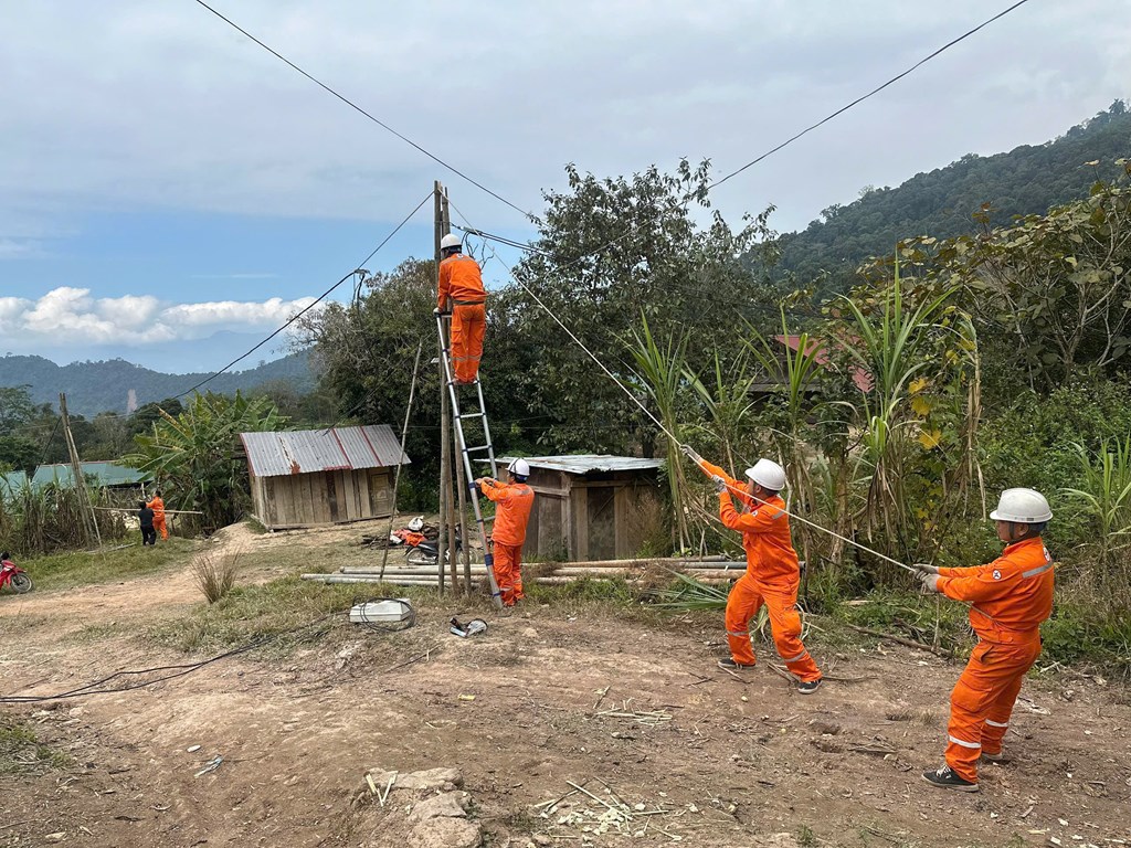 C&ocirc;ng nh&acirc;n EVNNPC phối hợp k&eacute;o d&acirc;y, dựng cột, thi c&ocirc;ng đường d&acirc;y điện tại c&aacute;c th&ocirc;n, bản v&ugrave;ng cao. Ảnh: EVNNPC