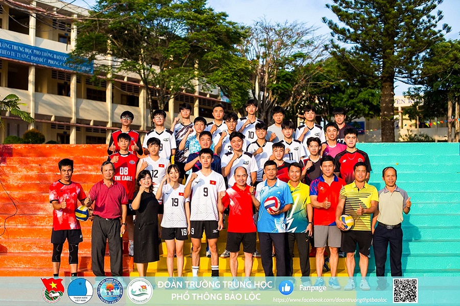 Đại diện Ban Gi&aacute;m hiệu, qu&yacute; thầy c&ocirc; c&ugrave;ng tập thể th&agrave;nh vi&ecirc;n CLB B&oacute;ng chuyền THPT Bảo Lộc rạng rỡ trong buổi lễ ra mắt. Ảnh: Trường PTTH Bảo Lộc