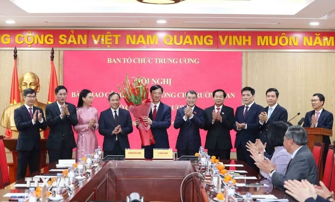 Lãnh đạo Ban Tổ chức Trung ương tặng hoa chúc mừng đồng chí Nguyễn Duy Ngọc, Ủy viên Bộ Chính trị, Bí thư Trung ương Đảng, Trưởng Ban Tổ chức Trung ương - Ảnh: TTXVN Lãnh đạo Ban Tổ chức Trung ương tặng hoa chúc mừng đồng chí Nguyễn Duy Ngọc, Ủy viên Bộ Chính trị, Bí thư Trung ương Đảng, Trưởng Ban Tổ chức Trung ương - Ảnh: TTXVN