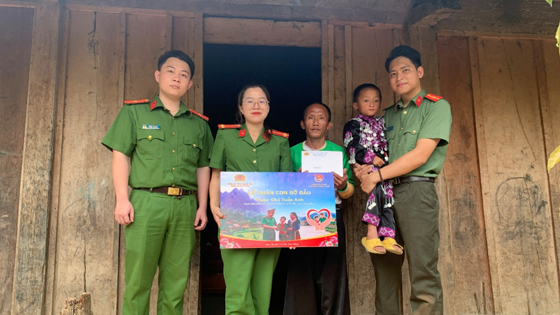 Công an xã Pù Nhi nhận đỡ đầu trẻ em có hoàn cảnh đặc biệt khó khăn