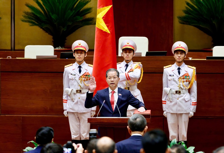 Chánh án TAND tối cao Nguyễn Văn Quảng thực hiện nghi thức tuyên thệ - Ảnh: VGP/Nhật Bắc Chánh án TAND tối cao Nguyễn Văn Quảng thực hiện nghi thức tuyên thệ - Ảnh: VGP/Nhật Bắc