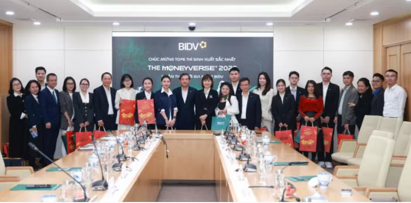 Thầy c&ocirc; v&agrave; sinh vi&ecirc;n ng&agrave;nh Kinh tế đầu tư, Trường Đại học Kiến tr&uacute;c H&agrave; Nội tham quan v&agrave; trao đổi tại Trụ sở l&agrave;m việc Ng&acirc;n h&agrave;ng BIDV. Ảnh: NTCC