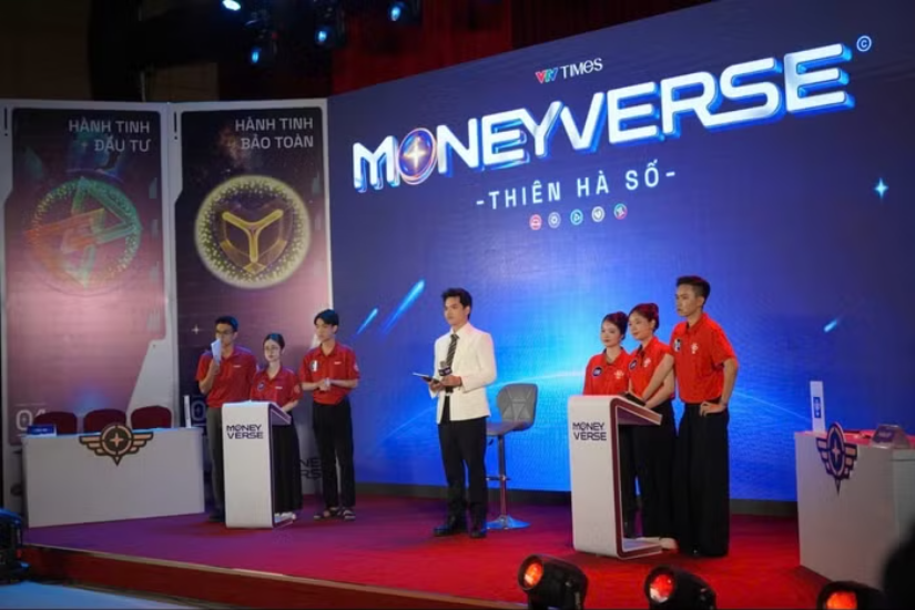 Sinh vi&ecirc;n ng&agrave;nh Kinh tế ph&aacute;t triển v&agrave; Kinh tế đầu tư của HAU tham gia chương tr&igrave;nh Vũ trụ đồng tiền 2025 do VTV tổ chức. Ảnh: NTCC