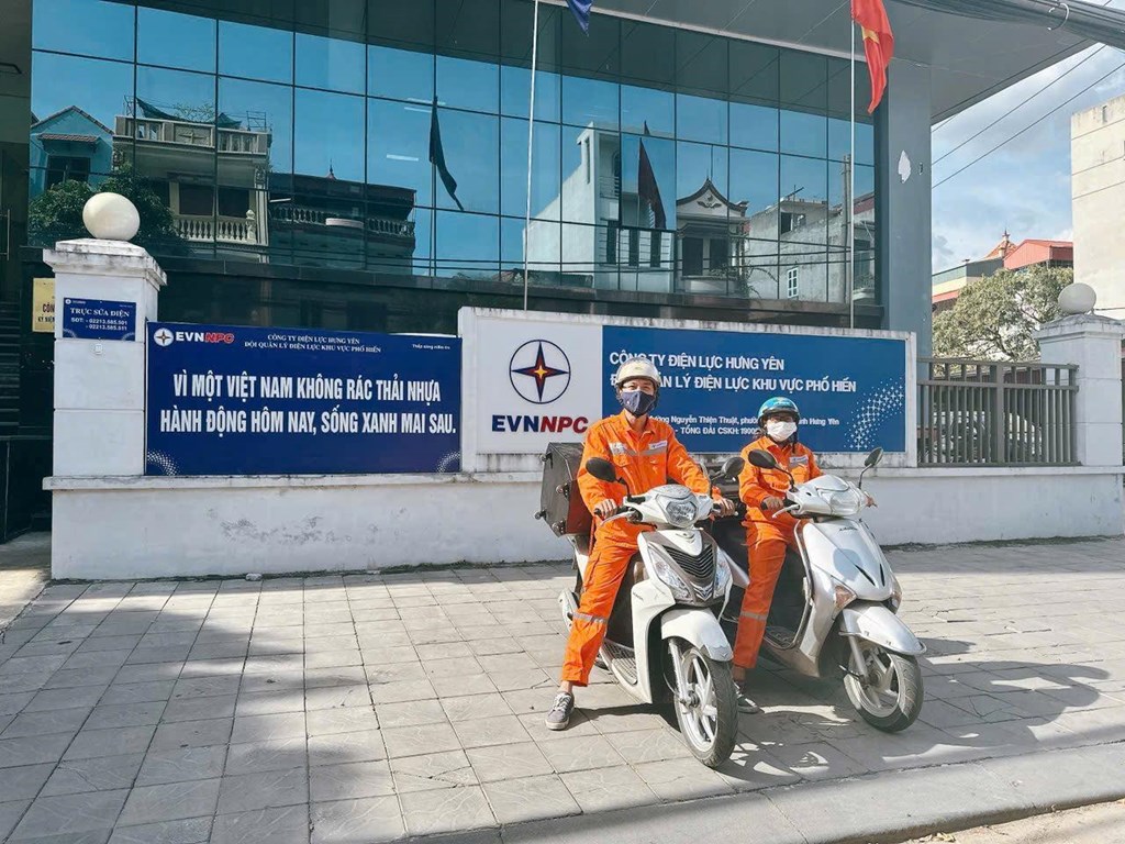 Loa kéo di đ&ocirc;̣ng được huy đ&ocirc;̣ng đ&ecirc;̉ tuy&ecirc;n truy&ecirc;̀n ti&ecirc;́t ki&ecirc;̣m đi&ecirc;̣n giữa cao đi&ecirc;̉m nắng nóng. Ảnh: EVNNPC