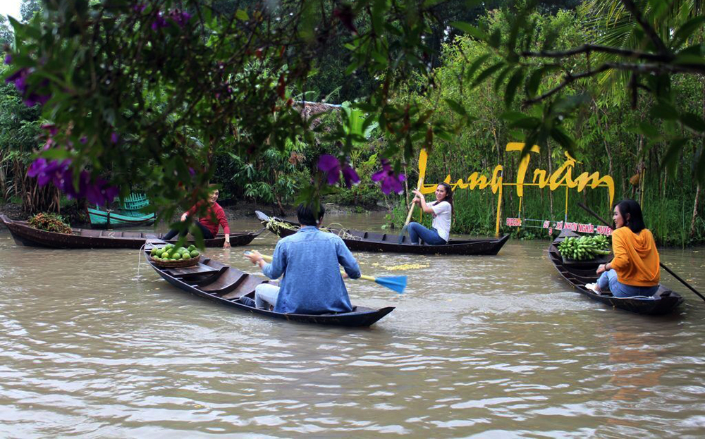 Nhiều du kh&aacute;ch th&iacute;ch bơi ghe xuồng dạo chơi s&ocirc;ng nước Lung Tr&agrave;m
