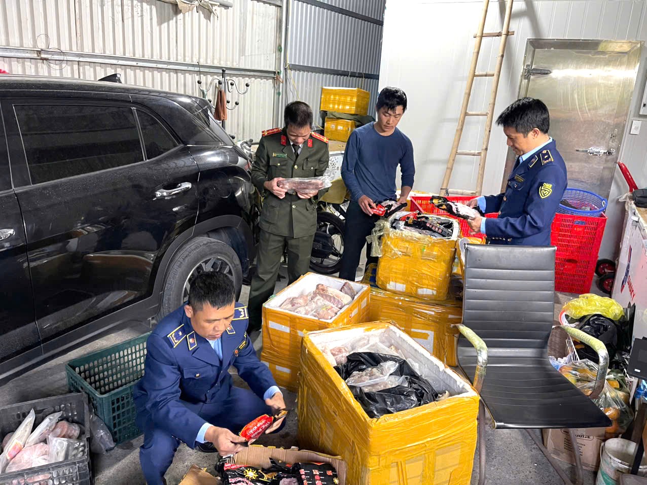 Lực lượng Quản lý thị trường Ninh Bình tạm giữ lô hàng thực phẩm vi phạm Lực lượng Quản lý thị trường Ninh Bình tạm giữ lô hàng thực phẩm vi phạm