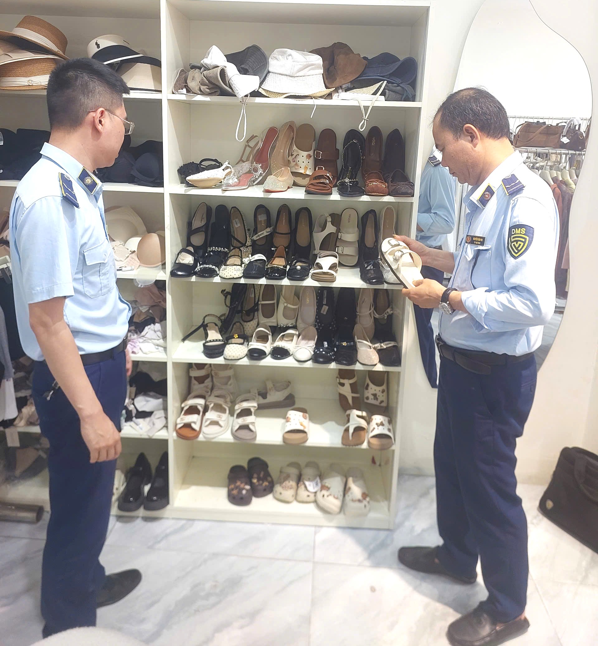 Ninh Bình xử phạt 3 cơ sở bán giày dép giả mạo nhãn hiệu HERMES