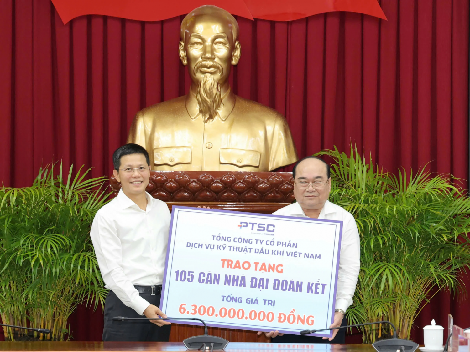 &Ocirc;ng Trần Hồ Bắc - Tổng Gi&aacute;m đốc PTSC trao bảng tượng trưng trao tặng 105 căn nh&agrave; Đại đo&agrave;n kết cho ch&iacute;nh quyền địa phương