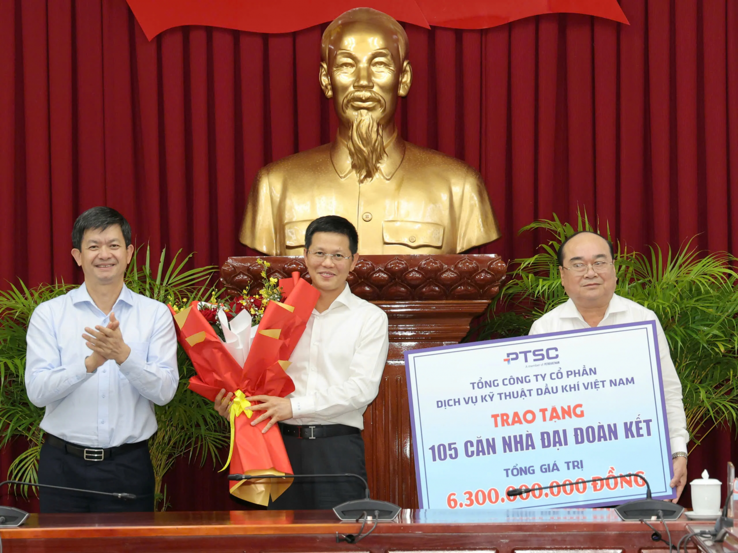 &Ocirc;ng L&ecirc; Quang T&ugrave;ng - Ủy vi&ecirc;n Ban Chấp h&agrave;nh Trung ương Đảng, B&iacute; thư Th&agrave;nh ủy Cần Thơ tặng hoa tri &acirc;n doanh nghiệp