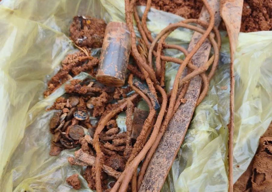 Tìm thấy nhiều di vật được chôn cùng hài cốt liệt sĩ Tìm thấy nhiều di vật được chôn cùng hài cốt liệt sĩ